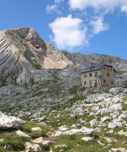 Refuge Biella au pied de la Croda del Becco - Dolomites - Italie