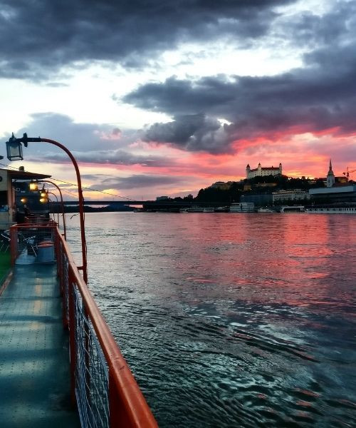 Coucher de soleil sur le château de Bratislava depuis le Danube - Slovaquie