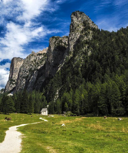 Chapelle du vallon de Vallunga sous les falaises - Val Gardena - Dolomites - Italie