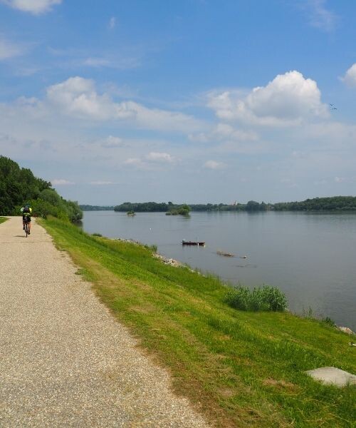 Cycliste sur la piste cyclable le long du Danube - Autriche