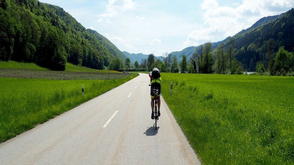 Cycliste sur une route de vallée verdoyante - Passau à Budapest - Allemagne