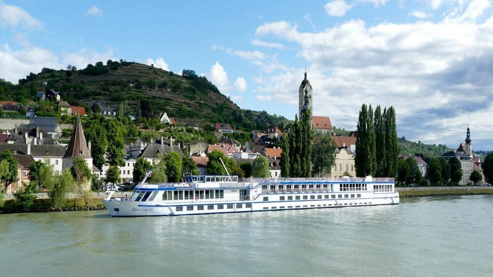 Bateau de croisière sur le Danube devant Dürnstein - Wachau - Autriche
