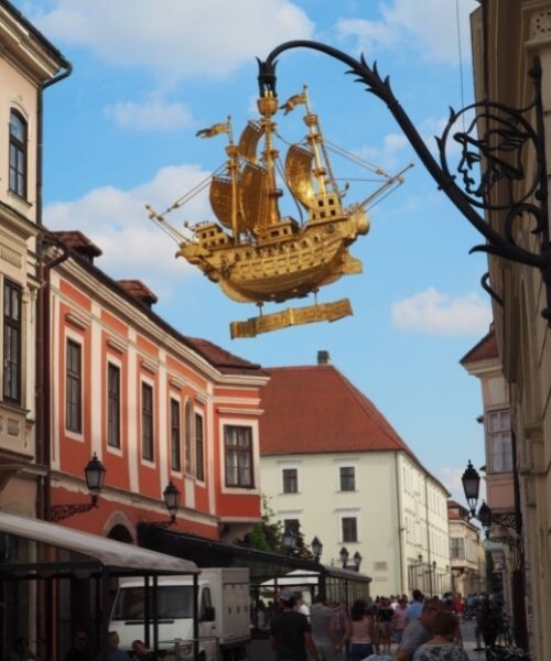 L'enseigne du bateau doré dans la vieille ville de Győr - Hongrie