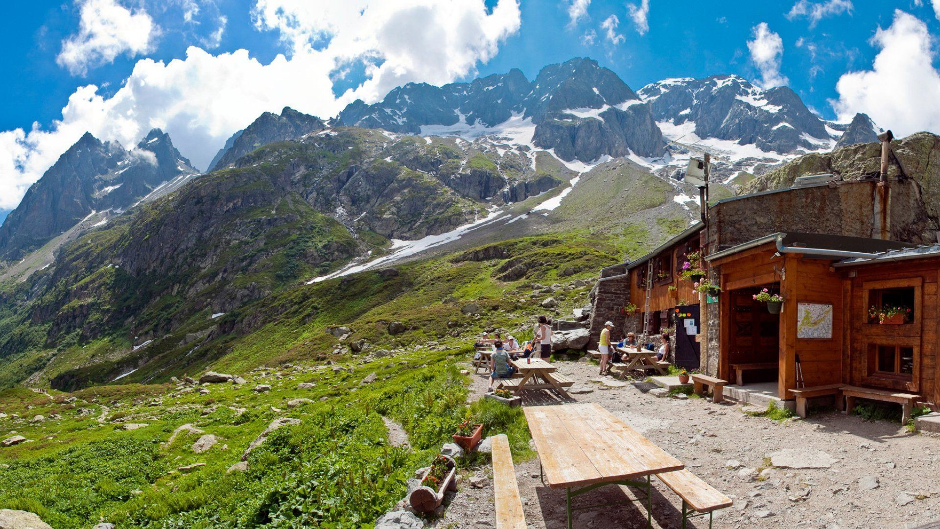 Refuge de montagne devant les sommets enneigés - Tour du Mont-Blanc - Alpes - France