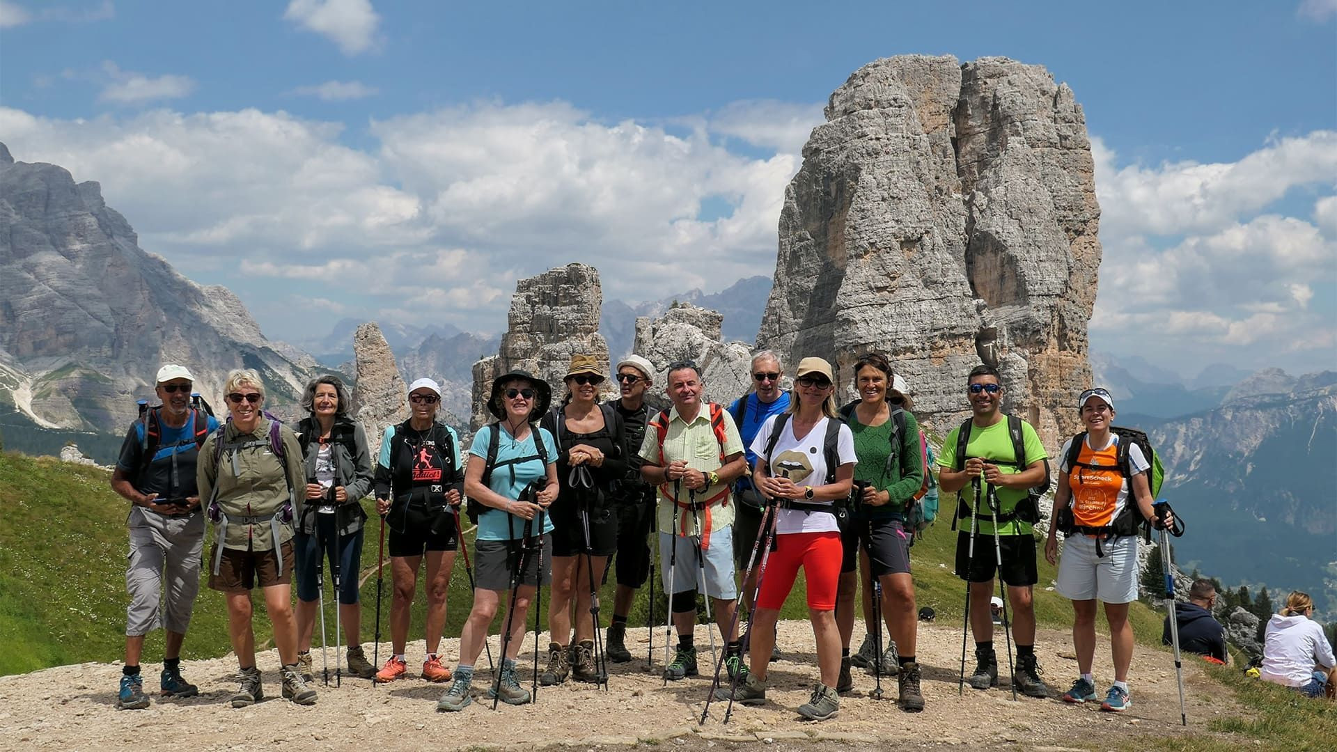 Groupe de randonneurs devant les Cinque Torri - Dolomites - Italie