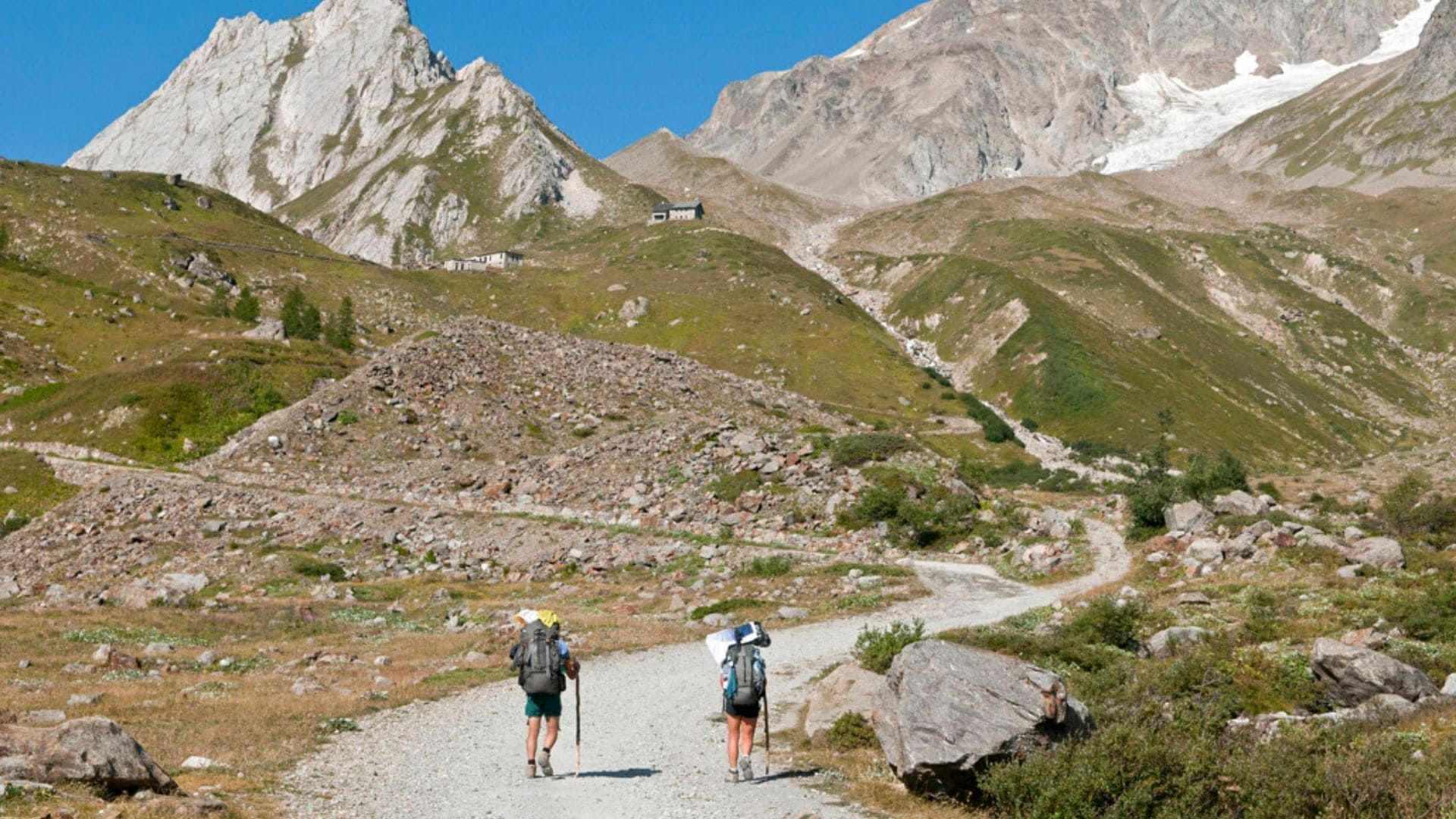 Randonneurs sur un col rocheux près du refuge Soldini - Tour du Mont Rose - Alpes