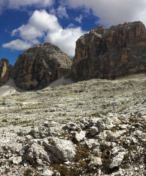Sommets calcaires au-dessus des éboulis près du Lagazuoi - Dolomites - Italie