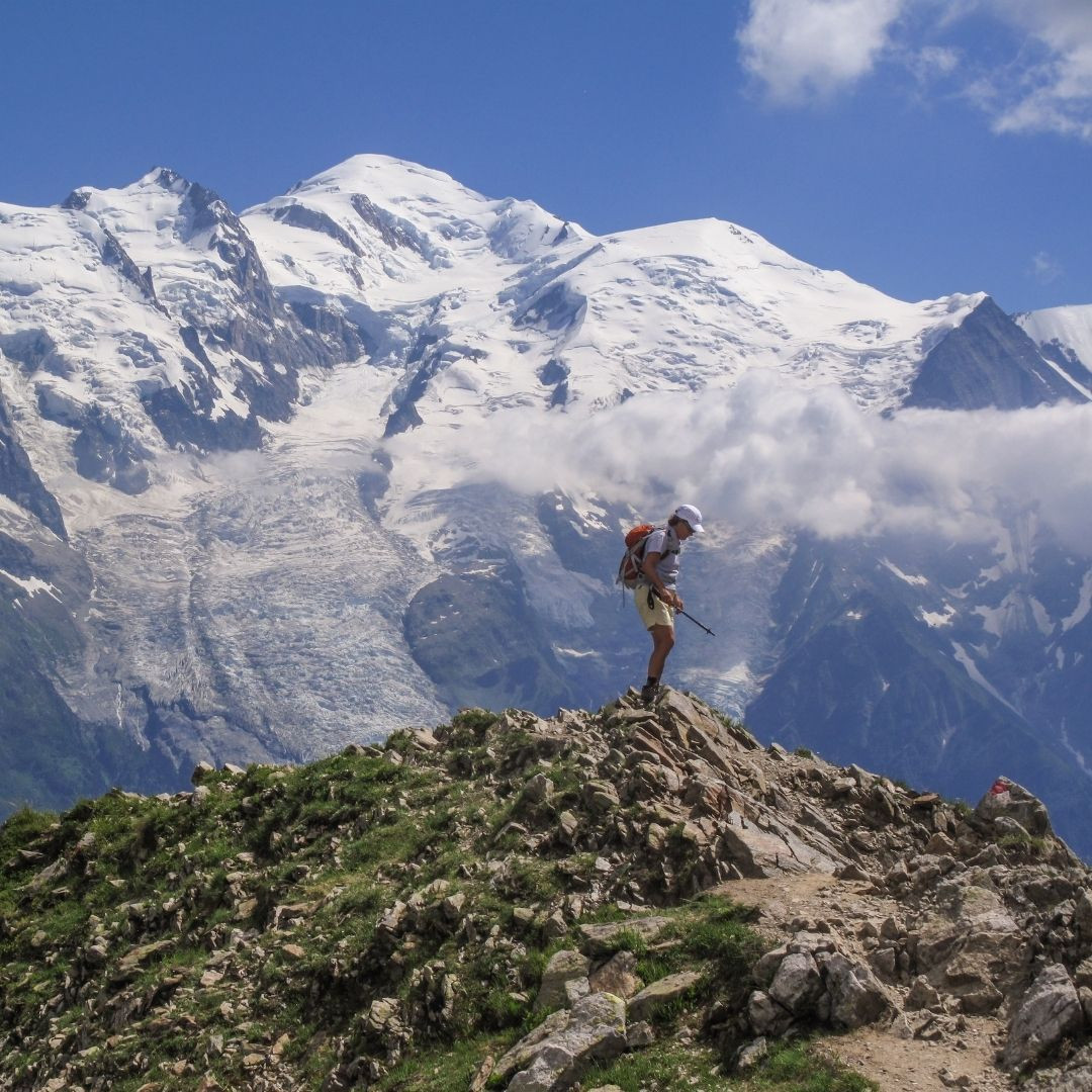 Randonneur sur une crête face au mont Blanc - Chamonix - France
