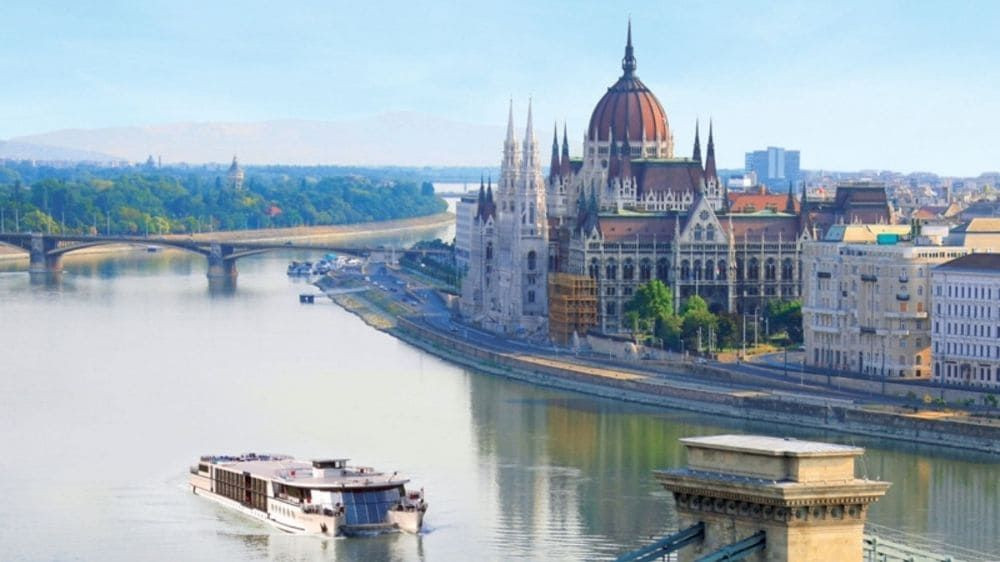 Bateau de croisière sur le Danube devant le Parlement - Budapest - Hongrie