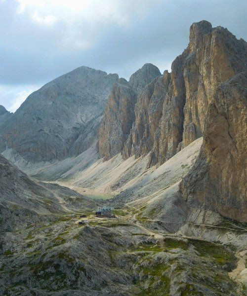 Refuge au pied des parois du Passo Cigolade - Dolomites, Italie
