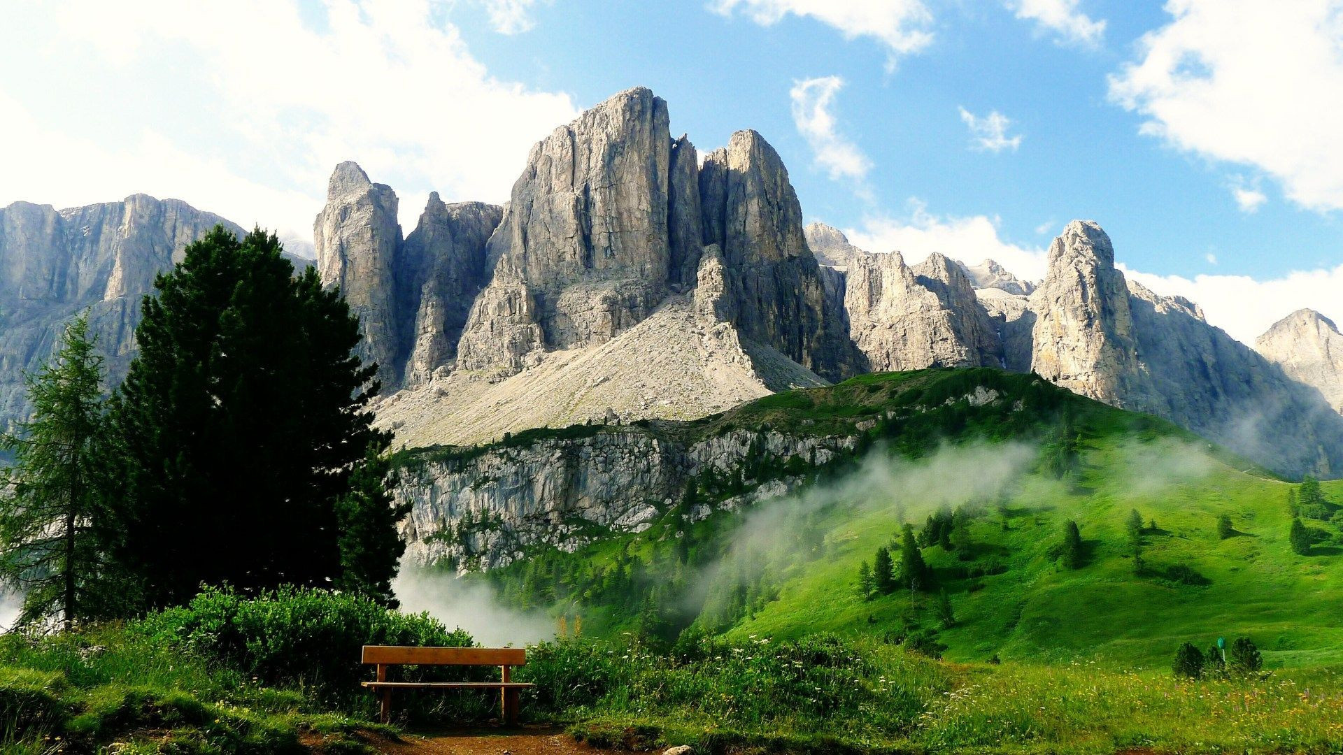 Tours rocheuses et alpages brumeux - Dolomites - Italie