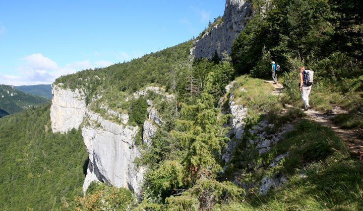 Randonneurs en raquettes dans le Vercors - France