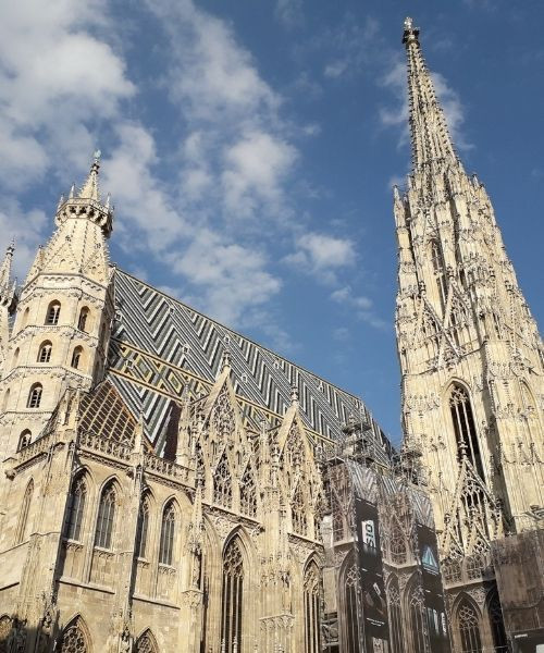 La cathédrale Saint-Étienne et son toit en tuiles vernissées - Vienne - Autriche