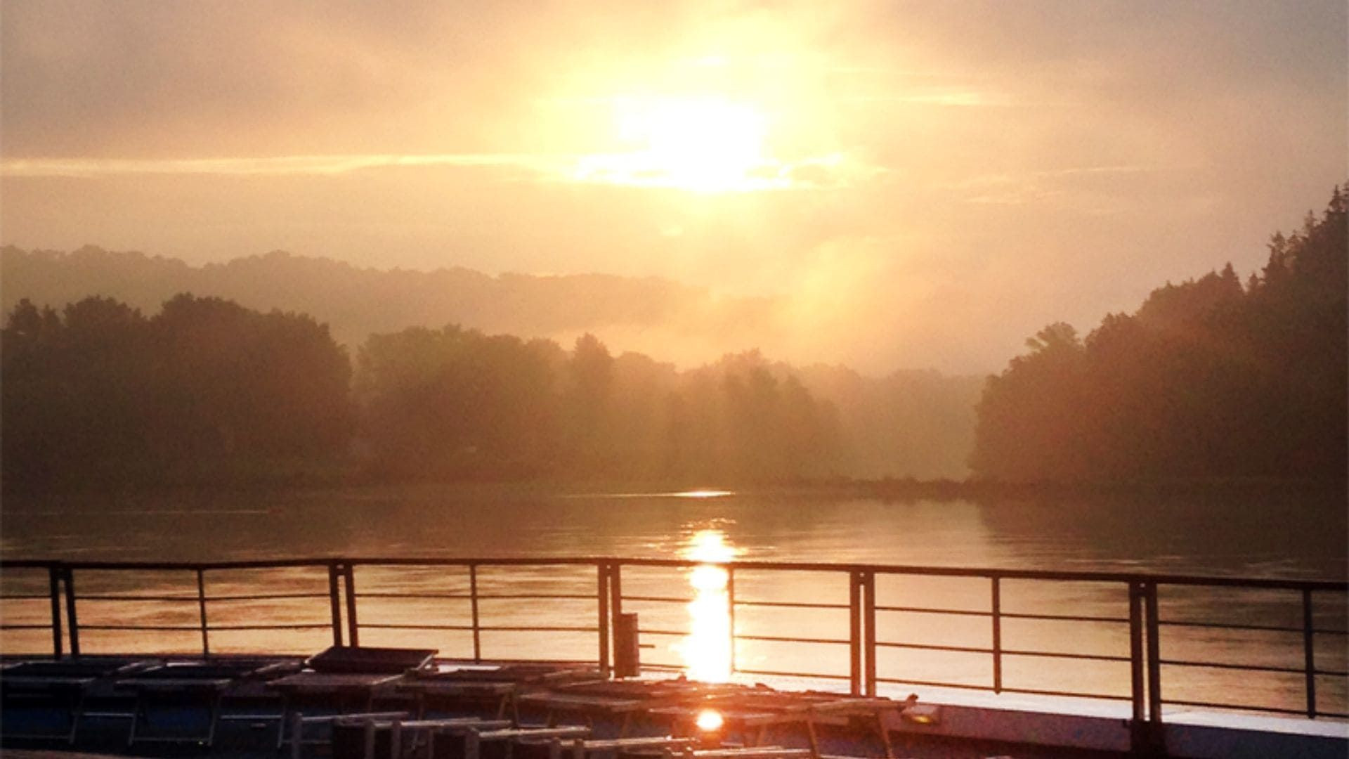 Coucher de soleil sur la rivière depuis le pont du MS Primadonna - Allemagne
