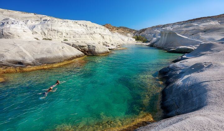 Baignade dans la crique de Sarakiniko - Île de Milos - Cyclades