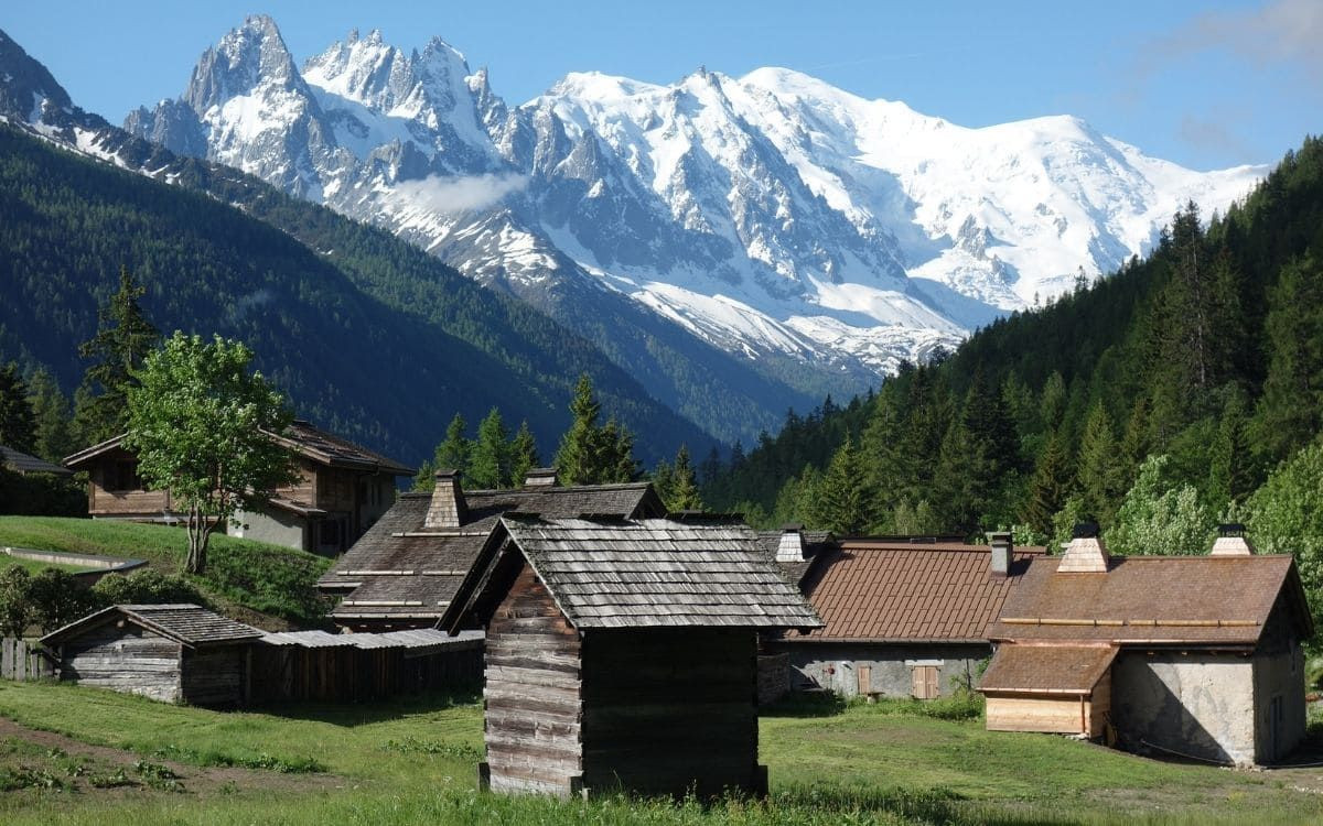 Hameau de montagne face au massif du Mont-Blanc - Chamonix - Haute-Savoie - France