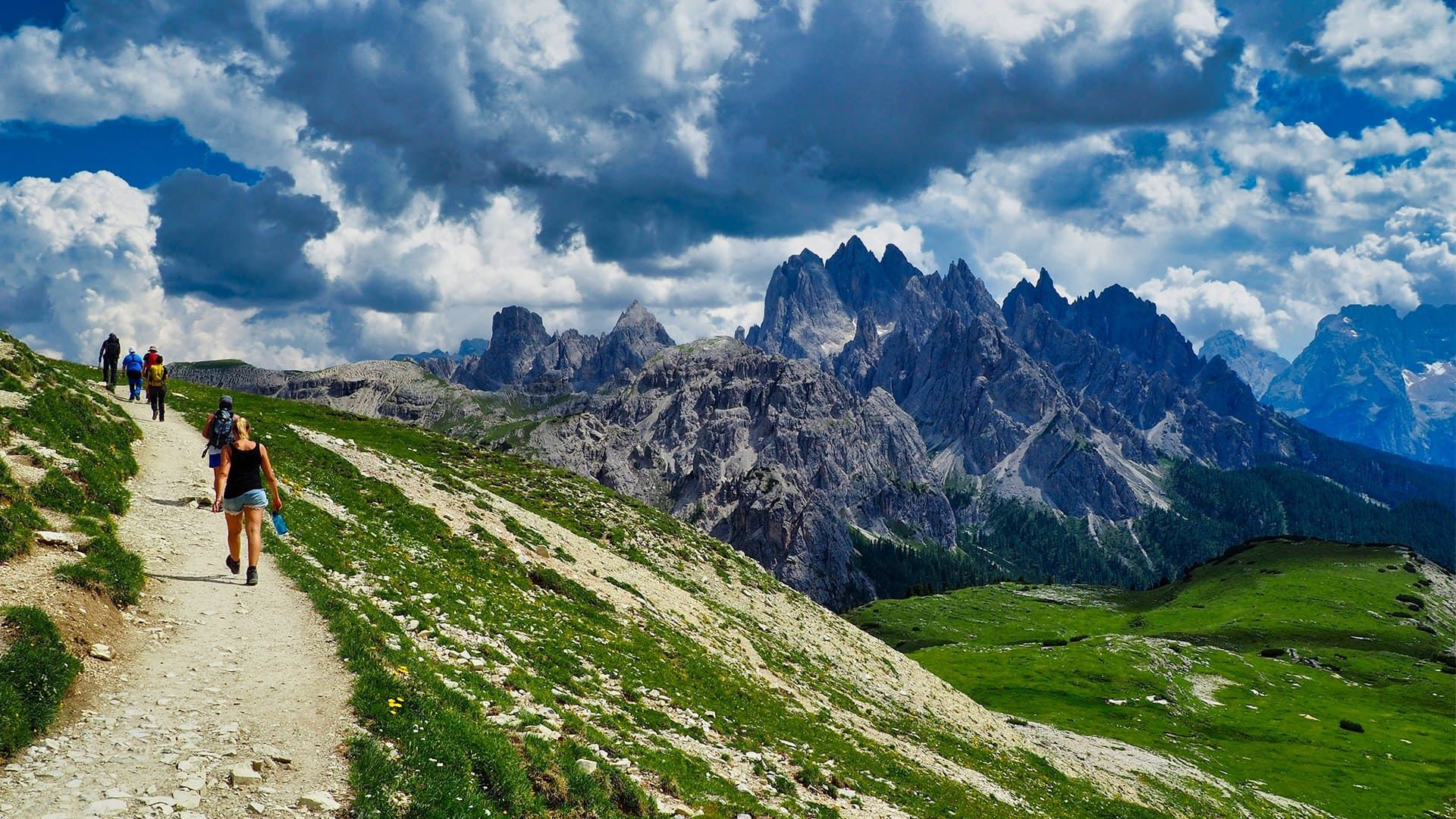Randonneurs face aux Cadini di Misurina - Dolomites - Italie