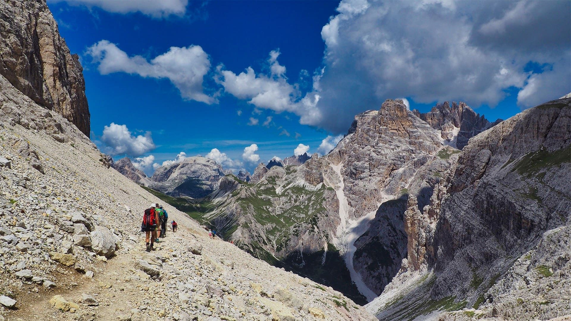 Randonneurs au tour des Tre Cime di Lavaredo - Dolomites - Italie