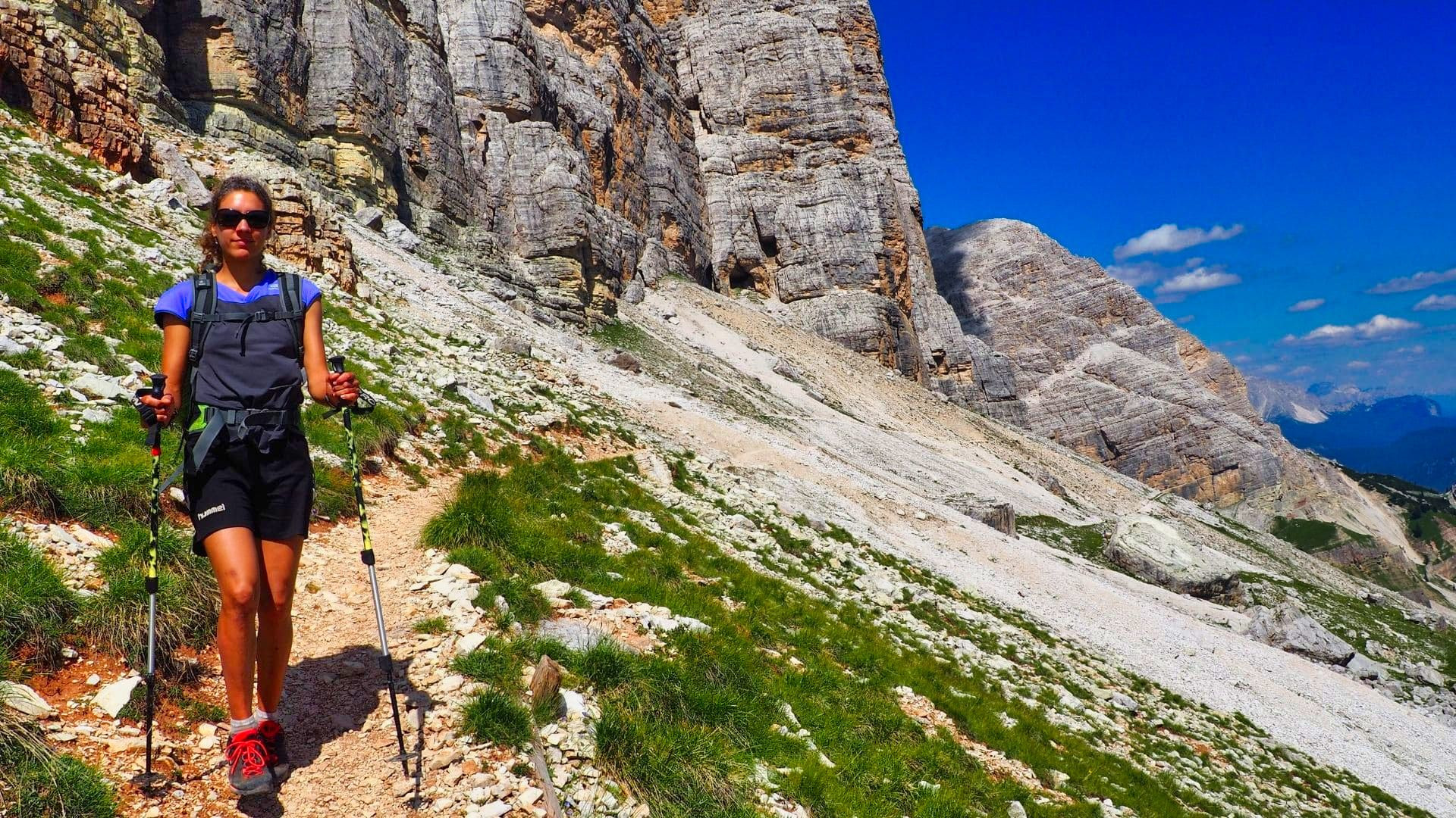 Randonneuse sous la Tofana di Rozes sur l'Alta Via 1 - Dolomites - Italie