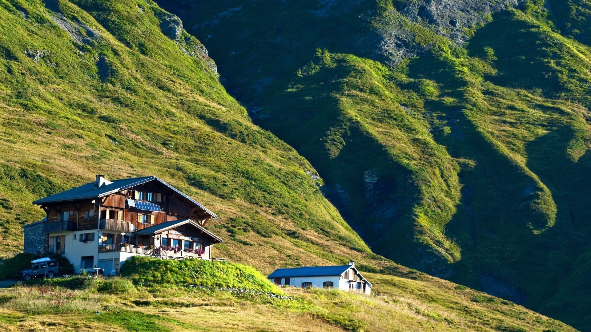 Refuge de montagne à flanc de versant herbeux - Dolomites - Italie