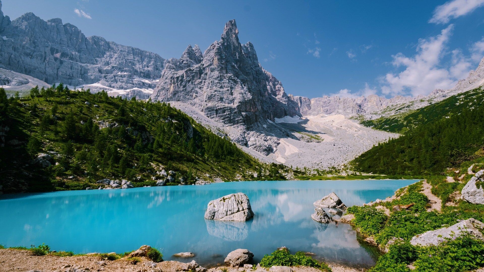 Lac turquoise de Sorapis et son sommet déchiqueté - Dolomites - Italie