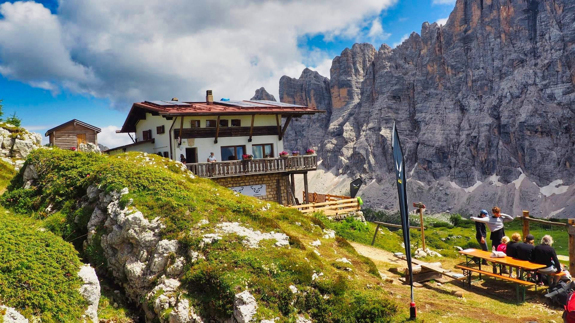 Refuge de montagne au pied des parois - Val Parola - Dolomites